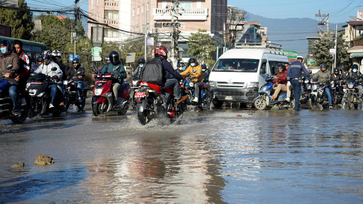 मेलम्चीको पानी वितरणका लागि बिछ्याइएका पाइपबाट चुहावट